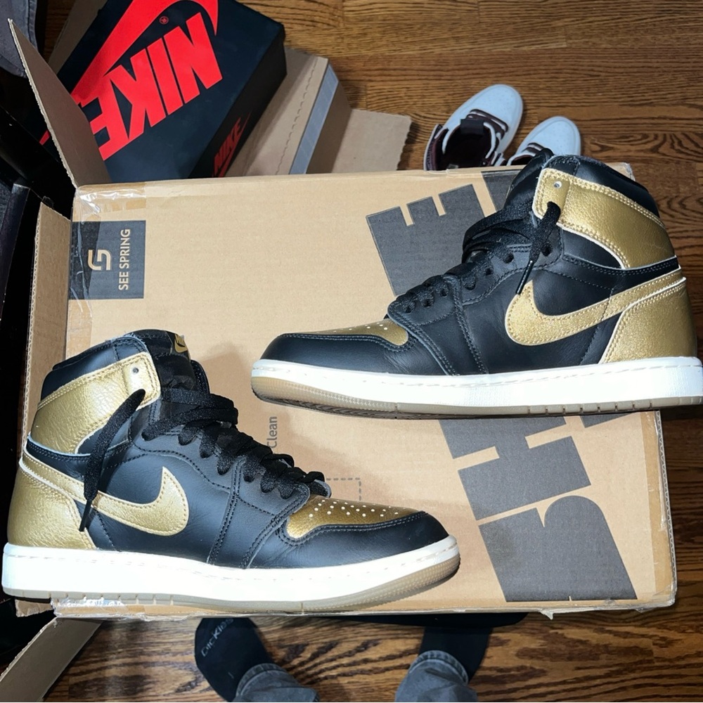 Jordan 1 Retro High OG Black Metallic Gold